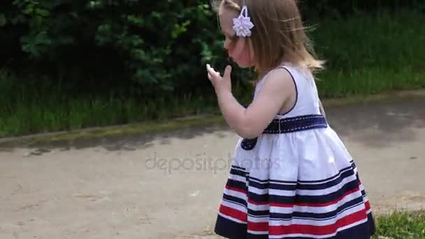 Dziecko dziewczynka uruchomiona na trawniku — Wideo stockowe