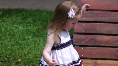 Anne ve kızı bankta