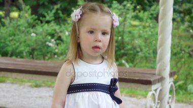 Kız çocuk doğa sighs