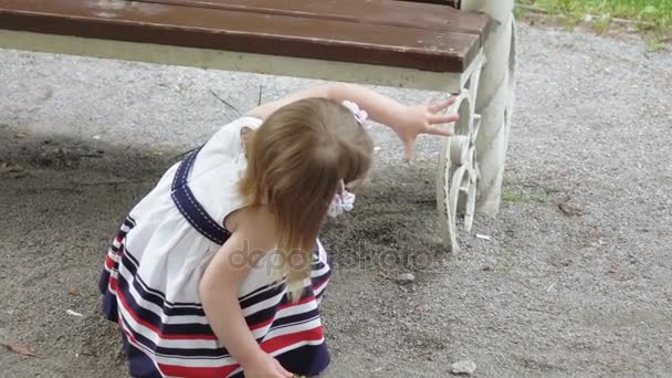 Девушка играет с землей — стоковое видео