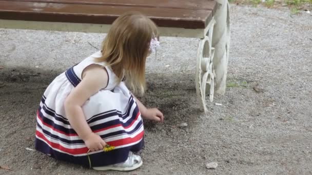 Menina brincando com a terra — Vídeo de Stock