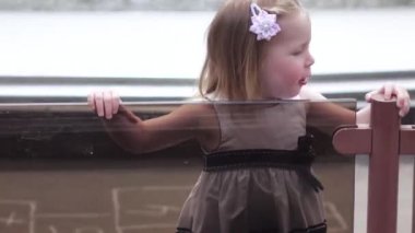 Çeşmede arıyorum kız çocuk