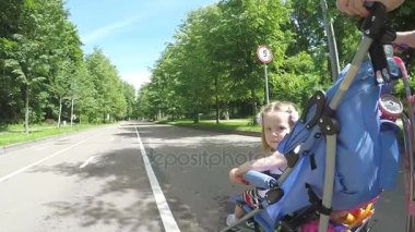 Anne ve kızı bebek arabasında.