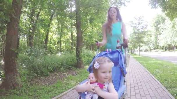 Moeder en dochter in een wandelwagen — Stockvideo