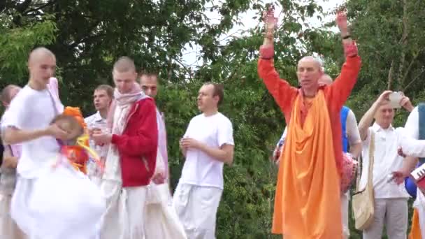 Cantando y bailando de los Hare Krishnas — Vídeo de stock