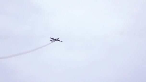 Gira la aeronave en el cielo — Vídeo de stock