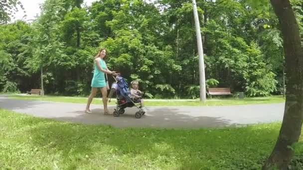 Moeder en dochter in een wandelwagen — Stockvideo