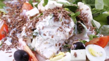 Karışık salata marul yaprakları üzerinde