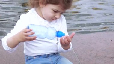 Kız içecekler su şişe