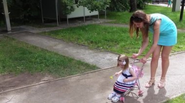 Anne ve kızı tekerlekli bebek arabası