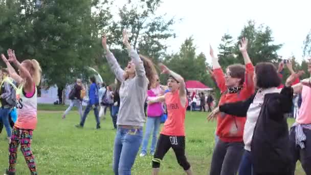 Zumba Fitness i naturen — Stockvideo