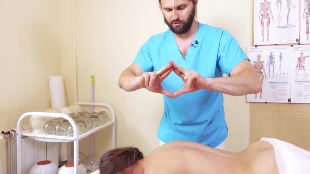 Mãos de massagem costas — Vídeo de Stock