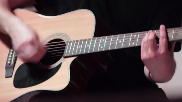 Tocando en una guitarra acústica — Vídeos de Stock