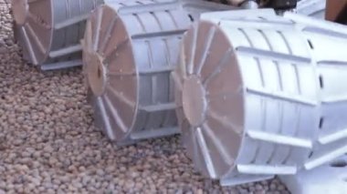 Kayaların üzerinde ay rover