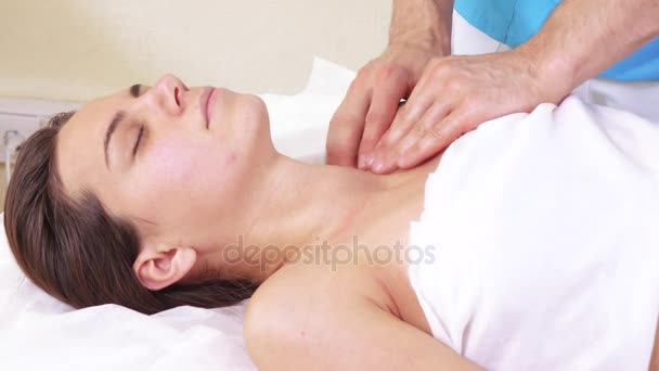 Massage schouders van meisje — Stockvideo