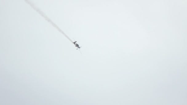 Tourne l'avion dans le ciel 