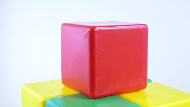 Rotación de cubo de juguete plástico — Vídeo de stock