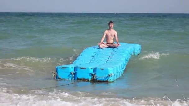 Yoga bij de zee-natuur — Stockvideo