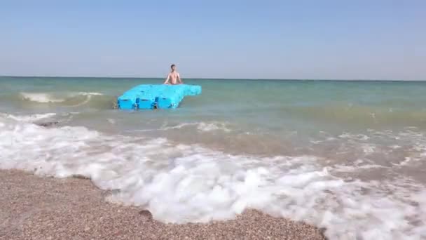 Yoga en la naturaleza del mar — Vídeo de stock