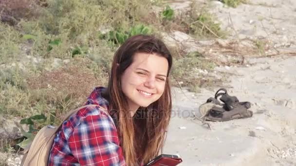 Chica en la playa con teléfono — Vídeos de Stock