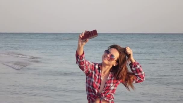 Girl on beach with phone — Stock Video