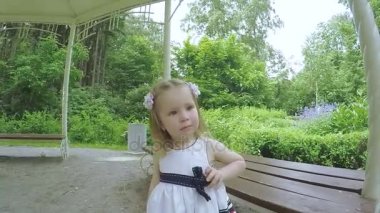 Doğada dans eden kız