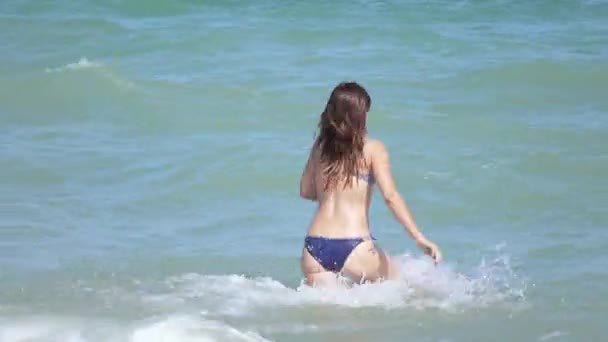 La chica va al mar — Vídeo de stock