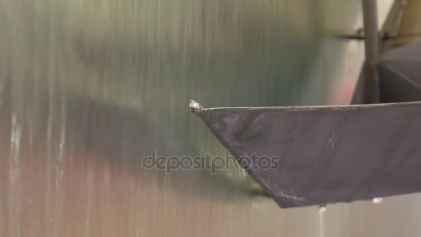 Железный зонтик и вода — стоковое видео