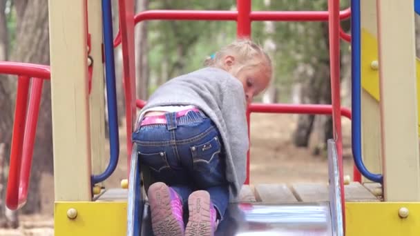 Criança no parque infantil — Vídeo de Stock