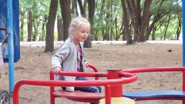Criança no parque infantil — Vídeo de Stock