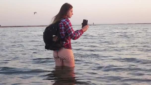 La fille sur la mer peu profonde — Video