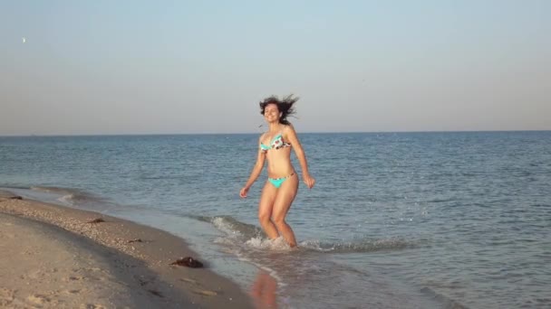 Meisje op zee shoal springt — Stockvideo