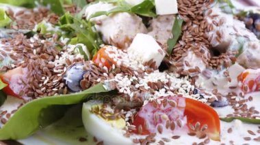 Karışık salata marul yaprakları üzerinde