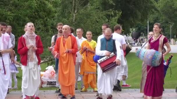 Cantando y bailando de los Hare Krishnas — Vídeo de stock