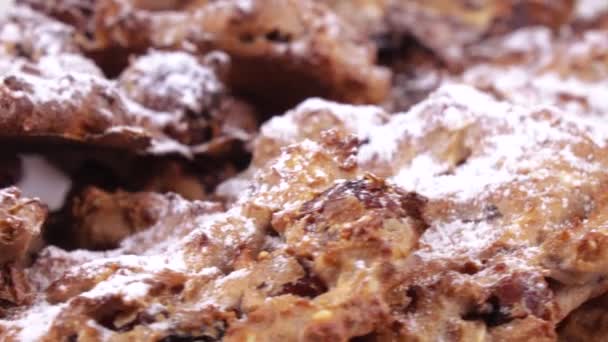 Galletas de avena con azúcar en polvo — Vídeo de stock