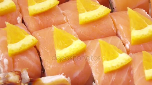 Verschiedene Sushi rotieren — Stockvideo