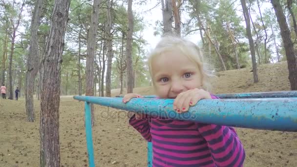 Pequeña niña tira de sí misma — Vídeos de Stock