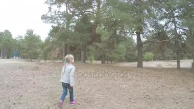 Kız çocuk ormanda koşuyor.
