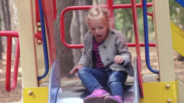 Bambino nel parco giochi — Video Stock