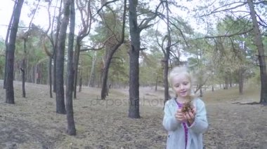 Kız çocuk ormanda koşuyor.