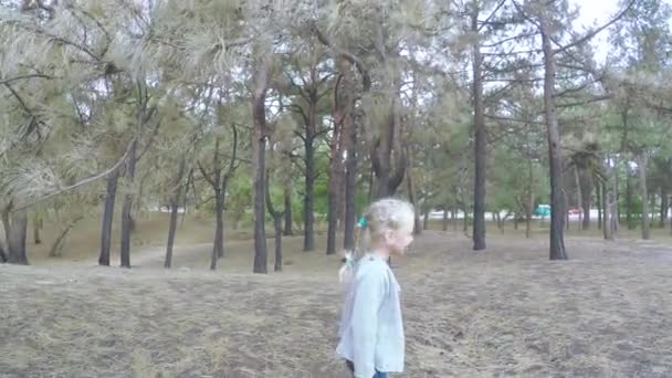 Fille enfant cours à travers la forêt — Video