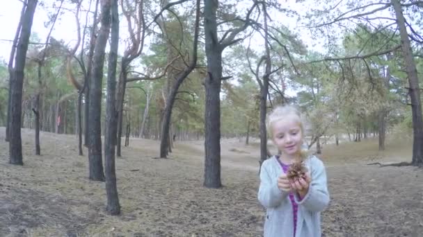 Meisje kind rent door het bos — Stockvideo