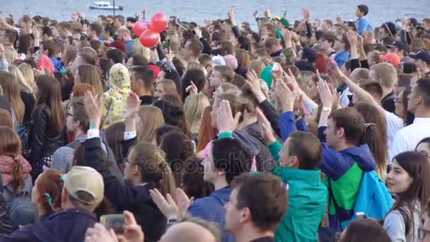 Espectadores em um concerto musical — Vídeo de Stock