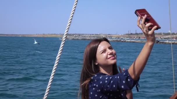 Fille sur un bateau de plaisance — Video