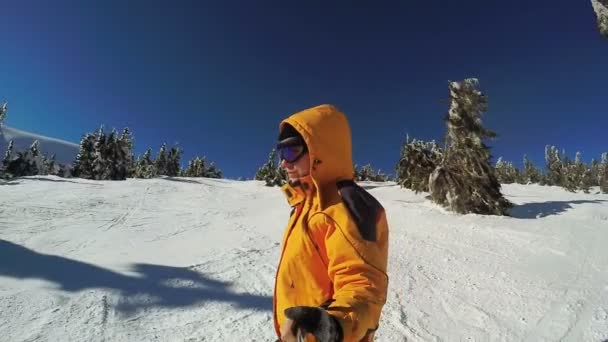 Mulher Descida em esquis das montanhas de neve — Vídeo de Stock