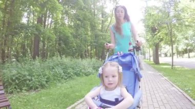 Anne ve kızı bebek arabasında.