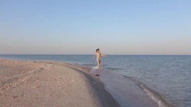 Deniz balık sürüsü çalışan kız