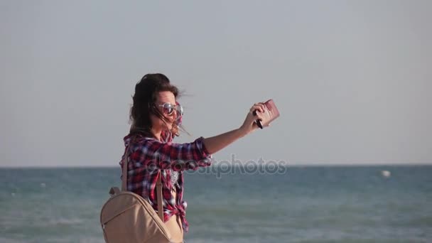Menina na praia com telefone — Vídeo de Stock