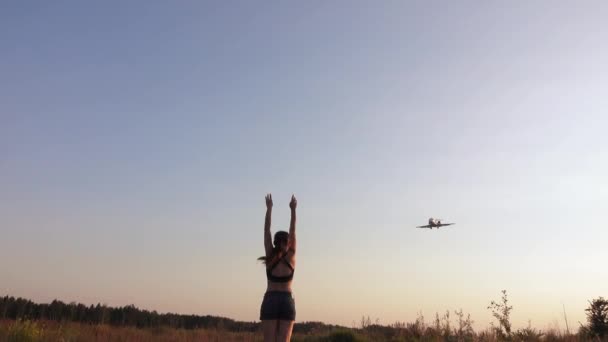 Girl meets a plane — Stock Video