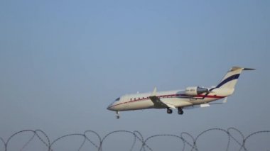 Bir yolcu uçağı iniş